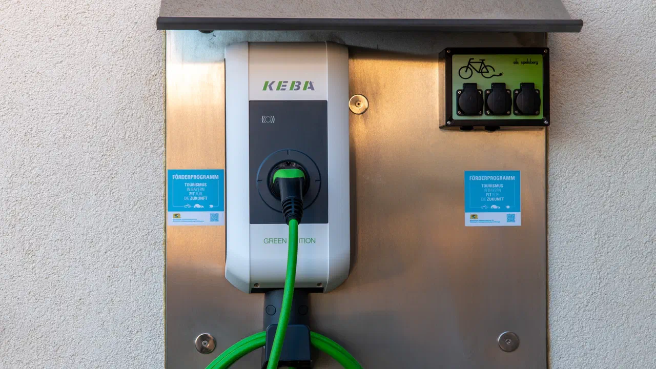 Ladestation für Elektroautos und E-Bikes