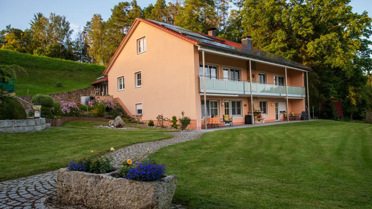 Das Haus der Familie Dormann in Wüstenstein mit Garten